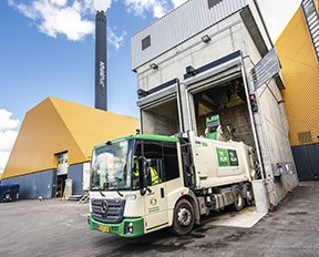 Billede af skraldebil, der læsser madaffald af