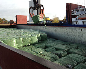 Billede af skib med importeret affald